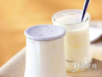 睡前三个动作瘦腹 酸奶