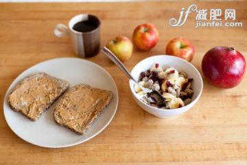 饮食,室内,汤匙,盘子,碗_122362397_A top down view of a healthy breakfast bowl of cranberries, almonds, Greek yogurt and bananas, also apples, toast with peanut butter and a cup of coffee._创意图片_Getty Images China 饮食,室内,汤匙,盘子,碗_122362397_A top down view of a healthy breakfast bowl of cranberries, almonds, Greek yogurt and bananas, also apples, toast with peanut butter and a cup of coffee._创意图片_Getty Images China