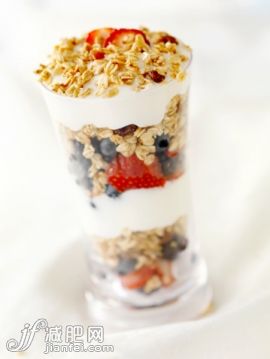 饮料,食品,奶制品,甜食,饮食_109725639_Yogurt Parfait with Fresh Fruit_创意图片_Getty Images China