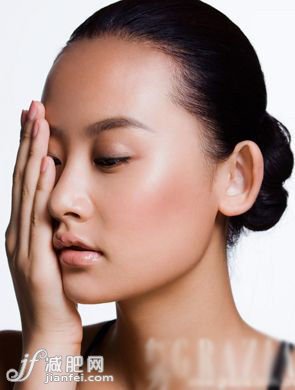 水肿型脸按摩Step 1