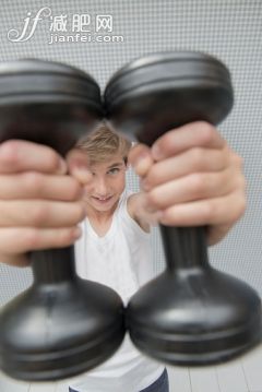 锻炼,摄影,2015年,_567072011_Kid lifting weights_创意图片_Getty Images China 锻炼,摄影,2015年,_567072011_Kid lifting weights_创意图片_Getty Images China