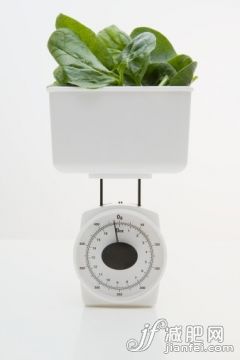 影棚拍摄,室内,秤,叶子,菠菜_84781510_Spinach on weight scales_创意图片_Getty Images China 影棚拍摄,室内,秤,叶子,菠菜_84781510_Spinach on weight scales_创意图片_Getty Images China