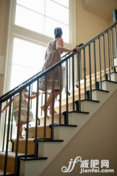 人,室内,35岁到39岁,赤脚,步行_104308042_Mom and daughter walking up stairs_创意图片_Getty Images China 人,室内,35岁到39岁,赤脚,步行_104308042_Mom and daughter walking up stairs_创意图片_Getty Images China