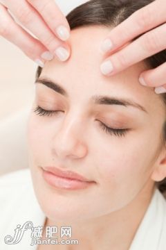 人,情绪压力,影棚拍摄,25岁到29岁,30岁到34岁_138761193_Young woman having facial massage_创意图片_Getty Images China 人,情绪压力,影棚拍摄,25岁到29岁,30岁到34岁_138761193_Young woman having facial massage_创意图片_Getty Images China