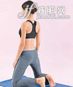 双膝分开并跪于地上