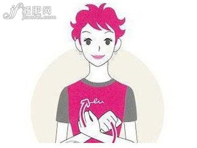 双手握拳交叉于腹部前方