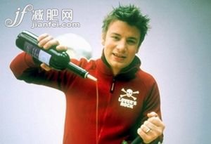 型男小小厨房中 健身也不忙