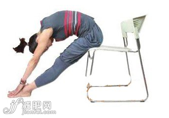 三步椅子瘦背操 逐级打造无暇美背