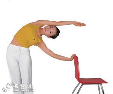 办公室瘦身瑜伽动作 一把椅子助你减赘肉