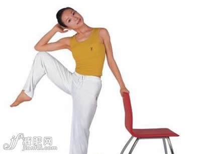 办公室瘦身瑜伽动作 一把椅子助你减赘肉