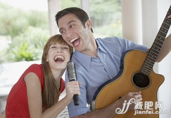 唱歌减肥愉悦心情 窈窕身材唱出来
