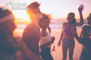 太阳,人,度假,户外,太阳镜_474339796_Mixed race group of friends dancing together at a beachparty_创意图片_Getty Images China 太阳,人,度假,户外,太阳镜_474339796_Mixed race group of friends dancing together at a beachparty_创意图片_Getty Images China