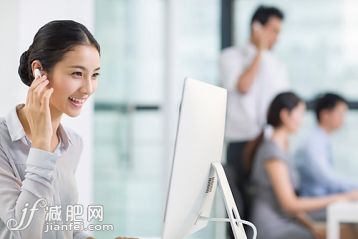 女商人,计算机,蓝牙,耳麦,视频会议_d4c9c6403_年轻商务女士戴着蓝牙耳机工作_创意图片_Getty Images China 女商人,计算机,蓝牙,耳麦,视频会议_d4c9c6403_年轻商务女士戴着蓝牙耳机工作_创意图片_Getty Images China