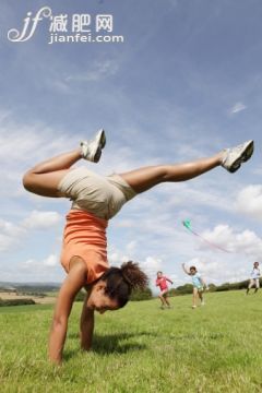 人,休闲装,短裤,度假,户外_491901617_Family playing in field, mum doing handstand_创意图片_Getty Images China 人,休闲装,短裤,度假,户外_491901617_Family playing in field, mum doing handstand_创意图片_Getty Images China