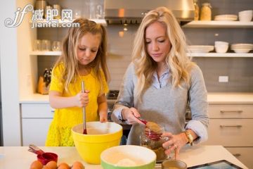 厨房,室内,住宅房间,厨房,烹调_536913505_A mom baking with her children._创意图片_Getty Images China 厨房,室内,住宅房间,厨房,烹调_536913505_A mom baking with her children._创意图片_Getty Images China