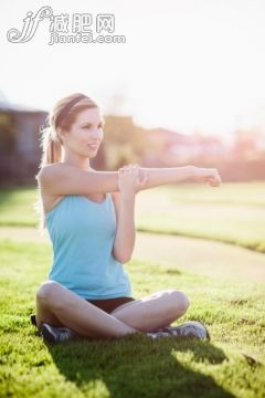 人,生活方式,运动,户外,30岁到34岁_160019769_Woman sitting cross-legged and doing exercises_创意图片_Getty Images China