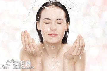 人,干净,影棚拍摄,棕色头发,白人_113812462_Young woman washing her face with cold water_创意图片_Getty Images China 人,干净,影棚拍摄,棕色头发,白人_113812462_Young woman washing her face with cold water_创意图片_Getty Images China