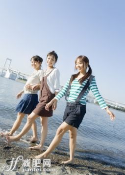 Bottom,人,衣服,休闲装,自然_122667844_Women walking on the beach_创意图片_Getty Images China Bottom,人,衣服,休闲装,自然_122667844_Women walking on the beach_创意图片_Getty Images China