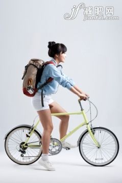 休闲装,微笑,笑脸,衣服,外衣_gic8240747_a backpacker girl on a bicycle_创意图片_Getty Images China 休闲装,微笑,笑脸,衣服,外衣_gic8240747_a backpacker girl on a bicycle_创意图片_Getty Images China