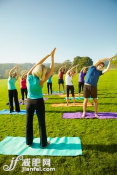 田地,太阳,人,活动,生活方式_143174501_Taking health in the right direction - Yoga_创意图片_Getty Images China 田地,太阳,人,活动,生活方式_143174501_Taking health in the right direction - Yoga_创意图片_Getty Images China