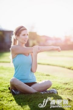 人,生活方式,运动,户外,30岁到34岁_160019769_Woman sitting cross-legged and doing exercises_创意图片_Getty Images China 人,生活方式,运动,户外,30岁到34岁_160019769_Woman sitting cross-legged and doing exercises_创意图片_Getty Images China