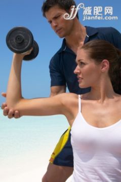 休闲装,四分之三身长,户外,20到24岁,30岁到34岁_200546280-003_Young woman with personal trainer exercising with weights at beach_创意图片_Getty Images China