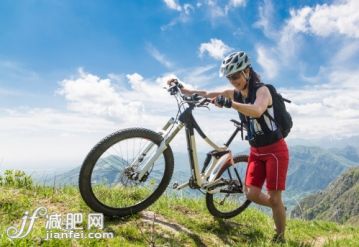 地形,人,宽的,运动,户外_504561823_Pushing the bike at the rim, Italy_创意图片_Getty Images China 地形,人,宽的,运动,户外_504561823_Pushing the bike at the rim, Italy_创意图片_Getty Images China