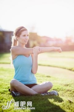 人,生活方式,运动,户外,30岁到34岁_160019769_Woman sitting cross-legged and doing exercises_创意图片_Getty Images China 人,生活方式,运动,户外,30岁到34岁_160019769_Woman sitting cross-legged and doing exercises_创意图片_Getty Images China