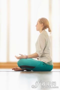 人,室内,20到24岁,金色头发,手_562611345_Woman meditating on floor_创意图片_Getty Images China 人,室内,20到24岁,金色头发,手_562611345_Woman meditating on floor_创意图片_Getty Images China