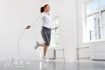 锻炼,跳,健康生活方式,身体保养,运动_gic5382755_青年女子锻炼_创意图片_Getty Images China 锻炼,跳,健康生活方式,身体保养,运动_gic5382755_青年女子锻炼_创意图片_Getty Images China