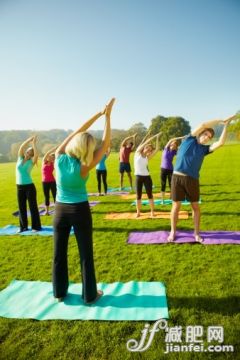 田地,太阳,人,活动,生活方式_143174501_Taking health in the right direction - Yoga_创意图片_Getty Images China 田地,太阳,人,活动,生活方式_143174501_Taking health in the right direction - Yoga_创意图片_Getty Images China