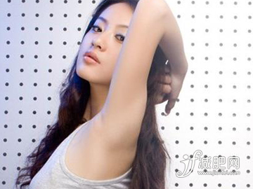 怎样才能瘦胳膊 双臂缠绕.jpg