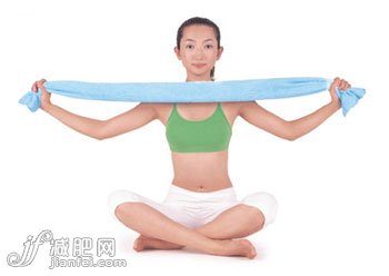 将毛巾向左右两旁拉开