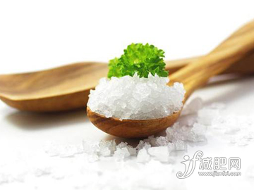 腰两边的赘肉怎么减 减少盐分摄入.jpg