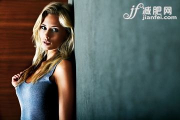 人,休闲装,生活方式,影棚拍摄,室内_108351085_Pretty blond woman standing against a wall_创意图片_Getty Images China 人,休闲装,生活方式,影棚拍摄,室内_108351085_Pretty blond woman standing against a wall_创意图片_Getty Images China