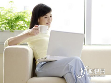 腰两边的赘肉怎么减 保持良好站坐姿.jpg