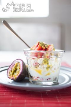 食品,室内,汤匙,盘子,奶油_502147007_Passion fruit and strawberry Eton Mess_创意图片_Getty Images China 食品,室内,汤匙,盘子,奶油_502147007_Passion fruit and strawberry Eton Mess_创意图片_Getty Images China