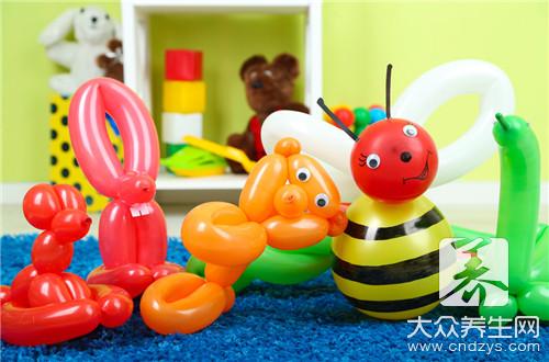 小孩吃完橙子忘洗手，摸了样东西，手差点毁掉！