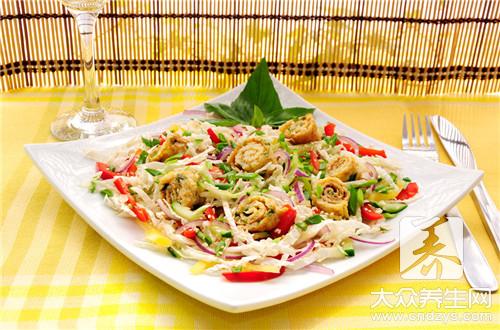 金针菇配什么炒着好吃呢？