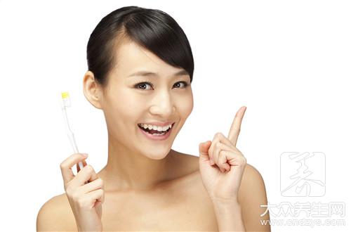 吃什么食物能美白牙齿？