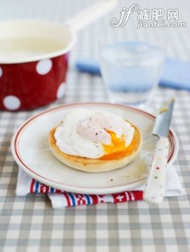 刀,食品,桌子,影棚拍摄,室内_505324029_Poached egg on muffin_创意图片_Getty Images China