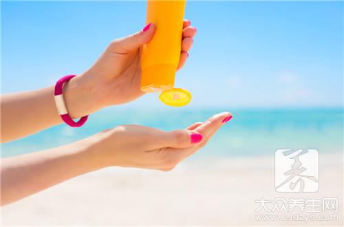 最HOT美容护肤窍门  教你一瓶化妆水的N种用法(3)