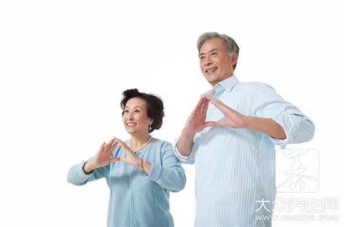冬季老人宅在家里也能做的长寿运动！(1)