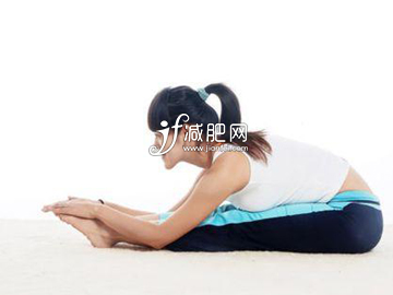 睡前该如何减肥瘦身 双腿背部伸展式