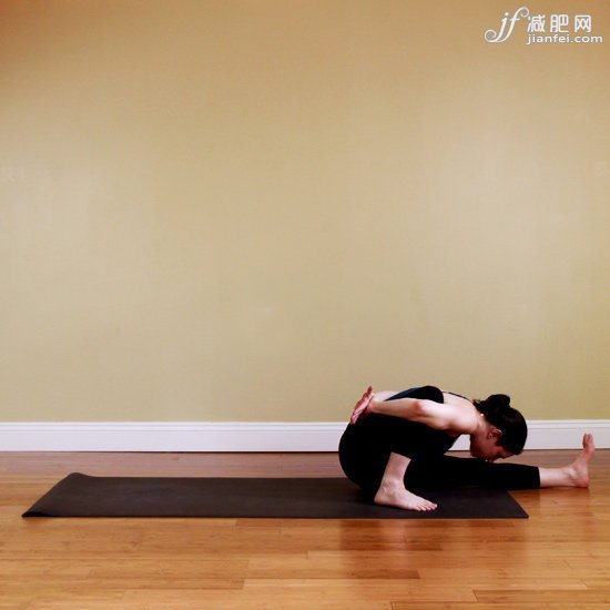 小腿肌肉发达的姑娘们：10个瑜伽动作瘦小腿