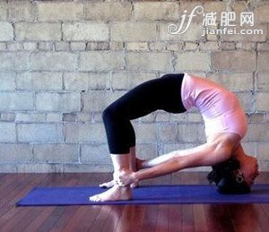 想要丰满爆乳就练4式丰胸瑜伽动作