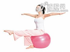 易坚持瑜伽球减肥操 打造气质“白富美”