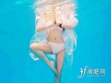 如何达到最快减肥 水中瑜伽让你快速瘦.jpg