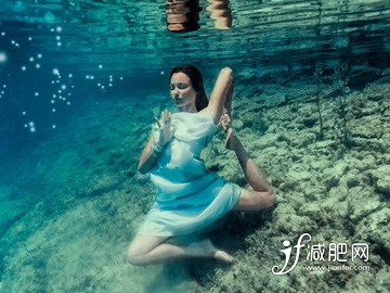 如何达到最快减肥 水中瑜伽基本动作.jpg