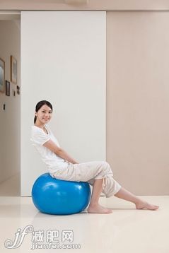 健身球,健康生活方式,家庭生活,住宅房间,坐_gic3779920_年轻女子和健身球_创意图片_Getty Images China 健身球,健康生活方式,家庭生活,住宅房间,坐_gic3779920_年轻女子和健身球_创意图片_Getty Images China